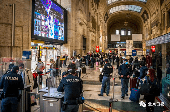  米兰火车站内排队的人群（图片来源：意大利媒体）