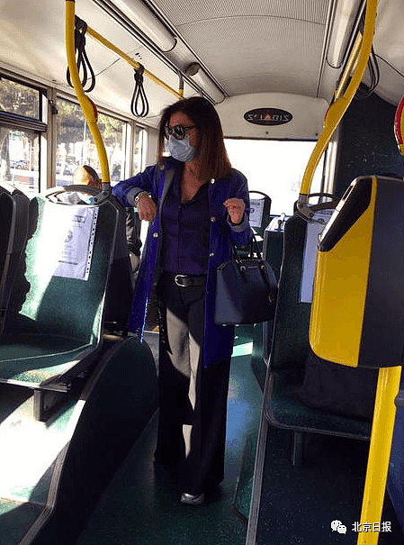  意大利交通和基础设施部长德·米盖利乘公交上班（图片来源：意大利媒体）