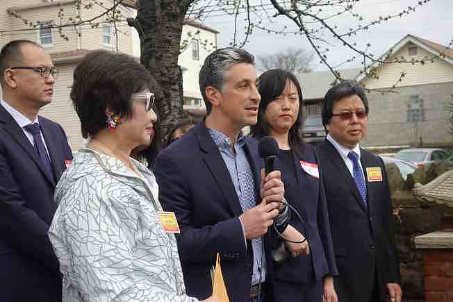 新州贝勒维尔市长Michael Melham(中)。 (本报档案照)