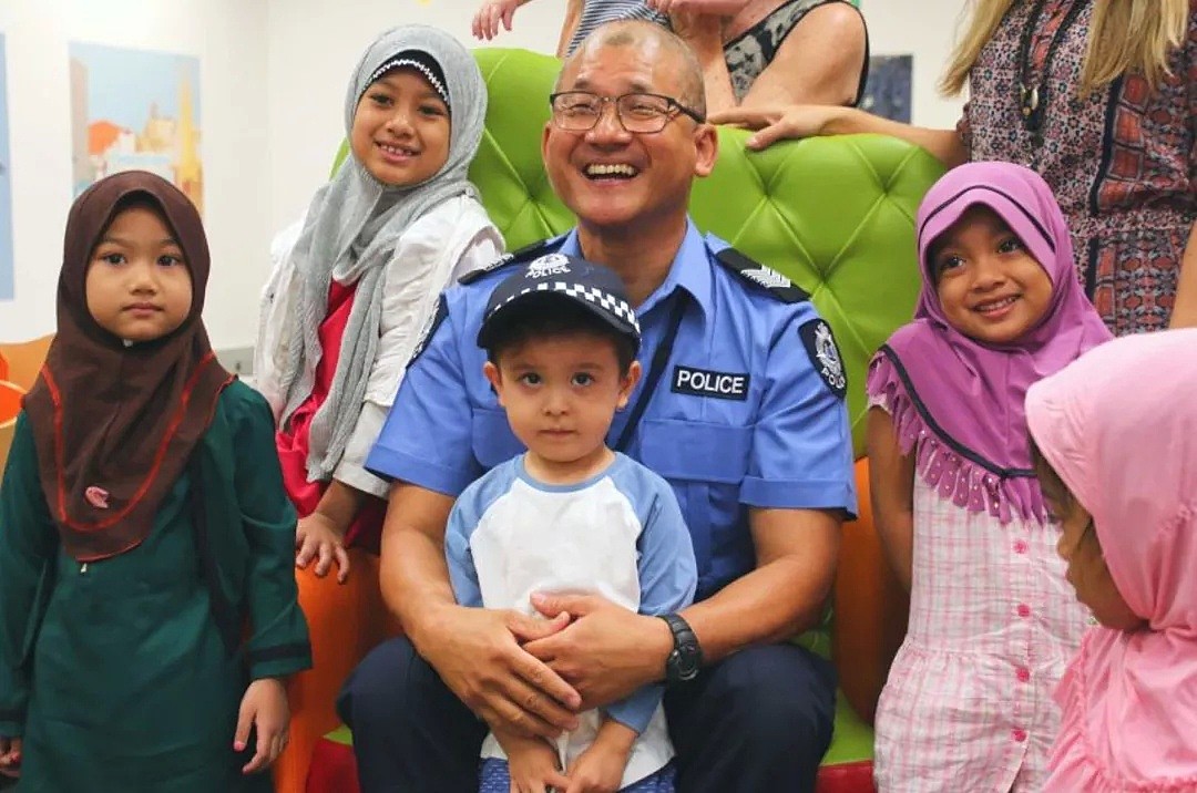 西澳警察与图书馆合作，教移民儿童阅读 - 1