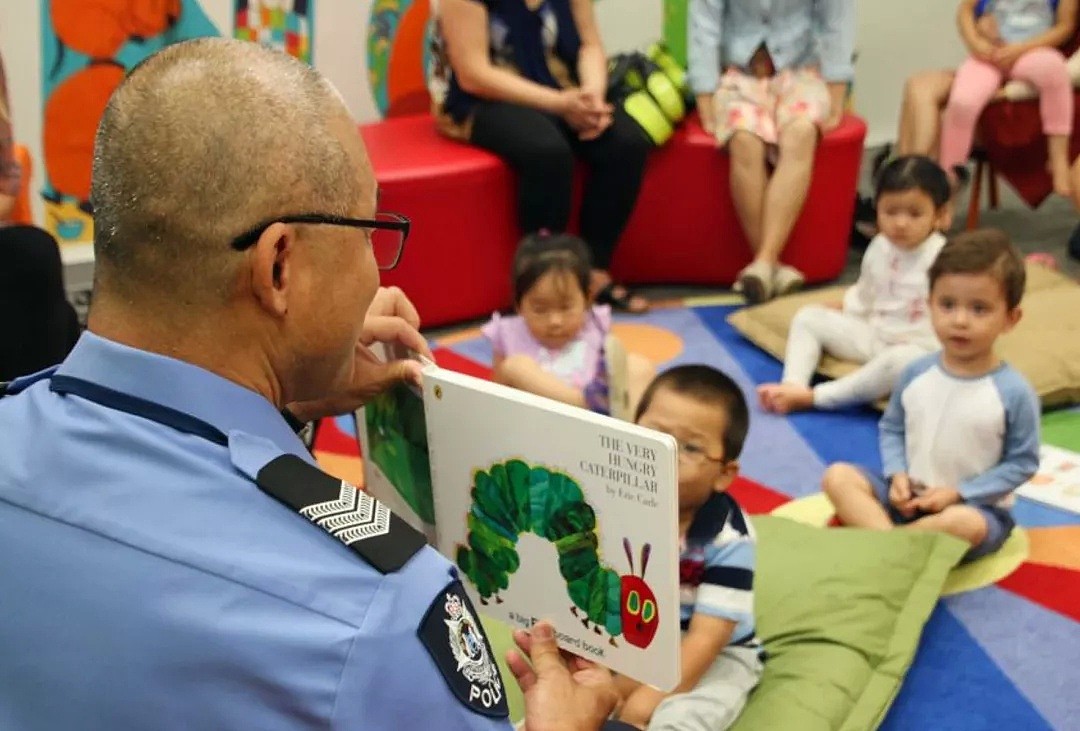 西澳警察与图书馆合作，教移民儿童阅读 - 2