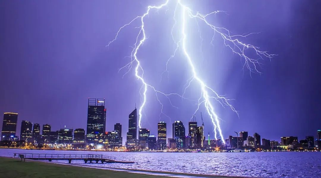 珀斯今夜风暴来袭，还能看到流星雨吗？一场时速125公里的巨型风暴正向西澳海岸袭来，引发了人们对严重洪灾和房屋被毁的担忧 - 5