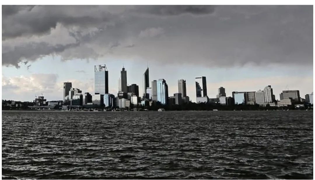 珀斯今夜风暴来袭，还能看到流星雨吗？一场时速125公里的巨型风暴正向西澳海岸袭来，引发了人们对严重洪灾和房屋被毁的担忧 - 7