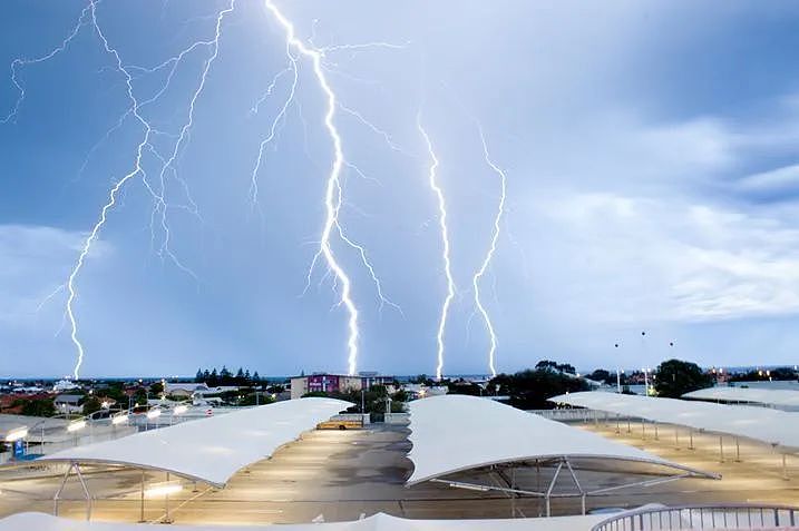 珀斯今夜风暴来袭，还能看到流星雨吗？一场时速125公里的巨型风暴正向西澳海岸袭来，引发了人们对严重洪灾和房屋被毁的担忧 - 8