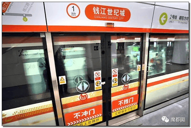 杭州地铁拒绝女性穿吊带进站引发爆议！怎么才算是暴露？（组图） - 5