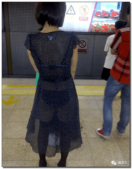 杭州地铁拒绝女性穿吊带进站引发爆议！怎么才算是暴露？（组图） - 51