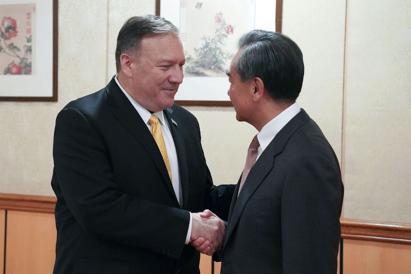 中美关系降温也表现在了人才和知识层面。图为美国国务卿蓬佩奥与中国外交部长王毅。（AFP）