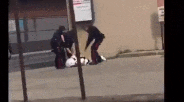 玩出火！加拿大19岁女子穿成这样招揽客人，被警察当街摁倒（组图） - 15