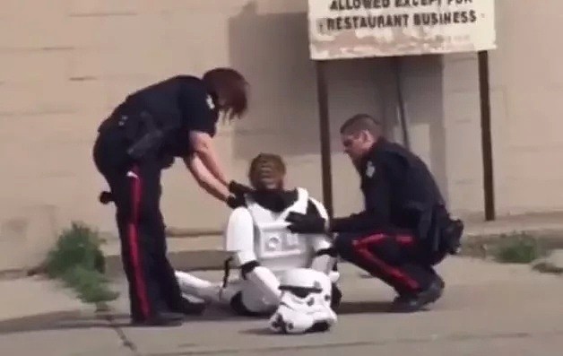 玩出火！加拿大19岁女子穿成这样招揽客人，被警察当街摁倒（组图） - 17