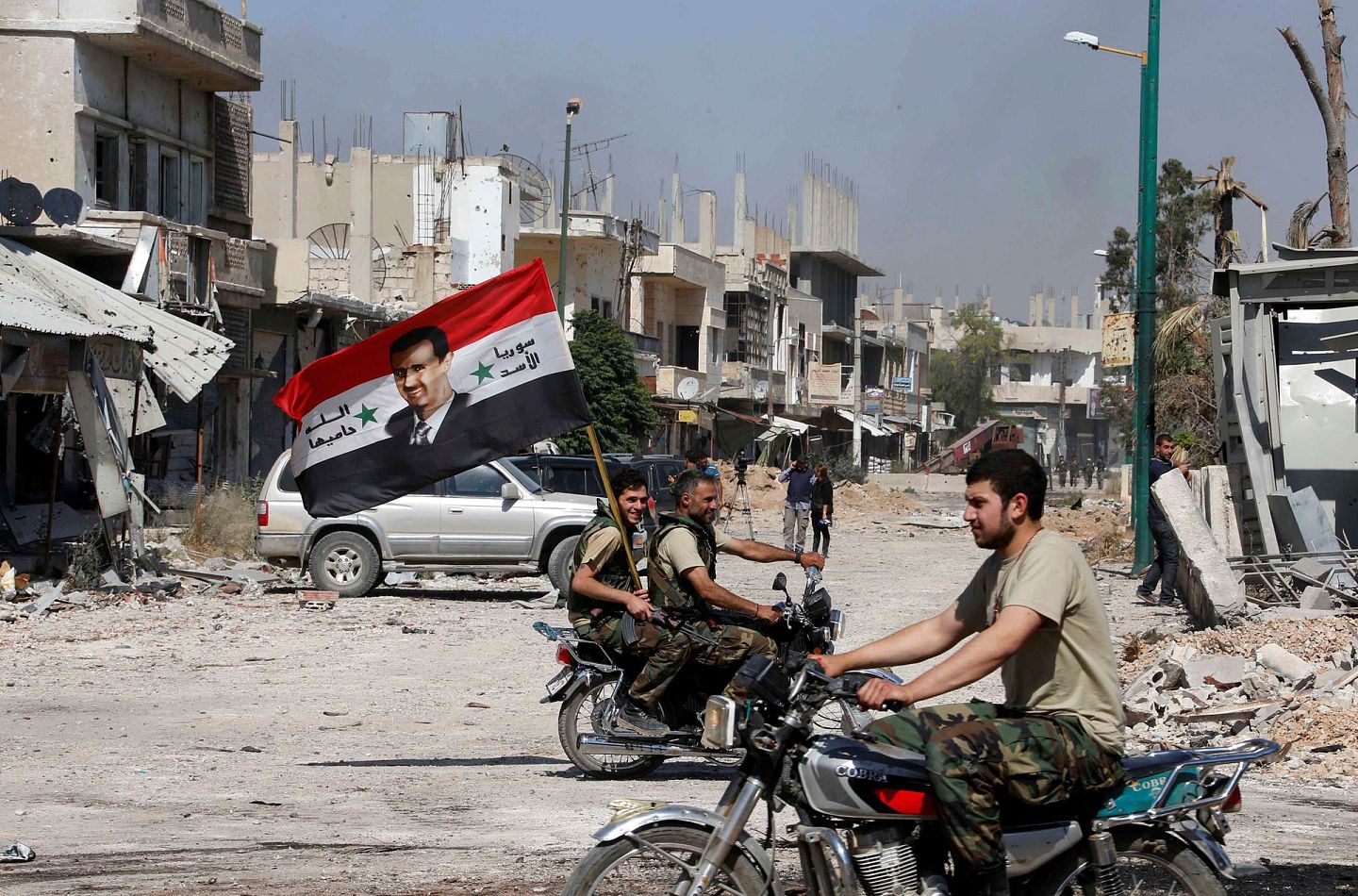 阿联酋近来也开始与伊朗所支持的阿萨德政府军接触。图为叙利亚政府军结束攻城后，骑车巡逻的画面。（AP）