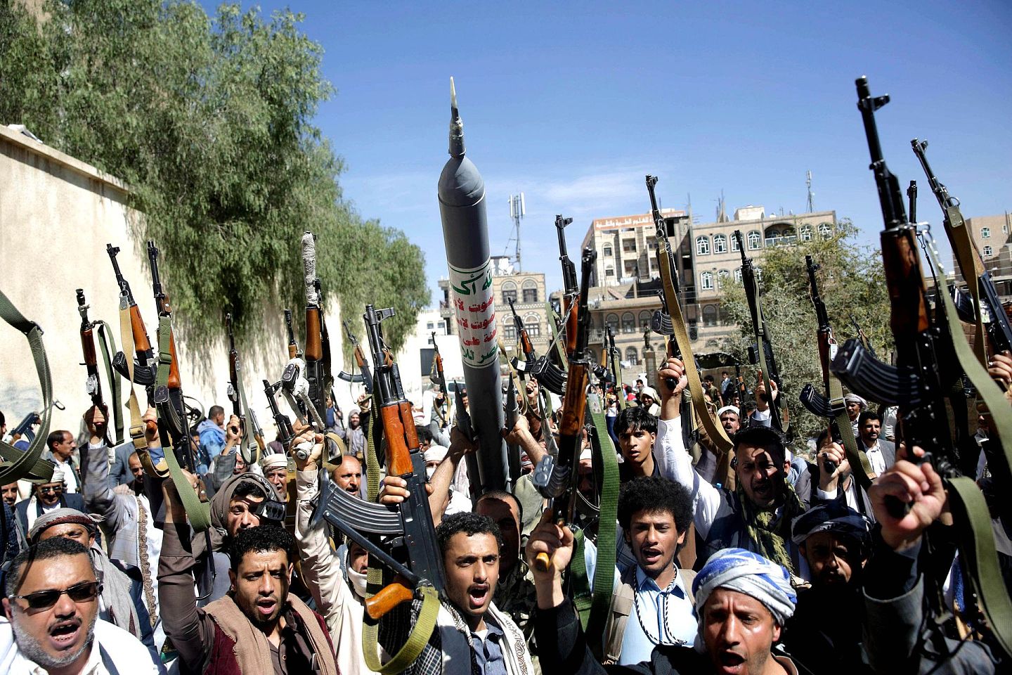 在参与也门内战上，沙特与阿联酋各有盘算。图为与两者敌对的北也门胡塞武装组织。（AP）