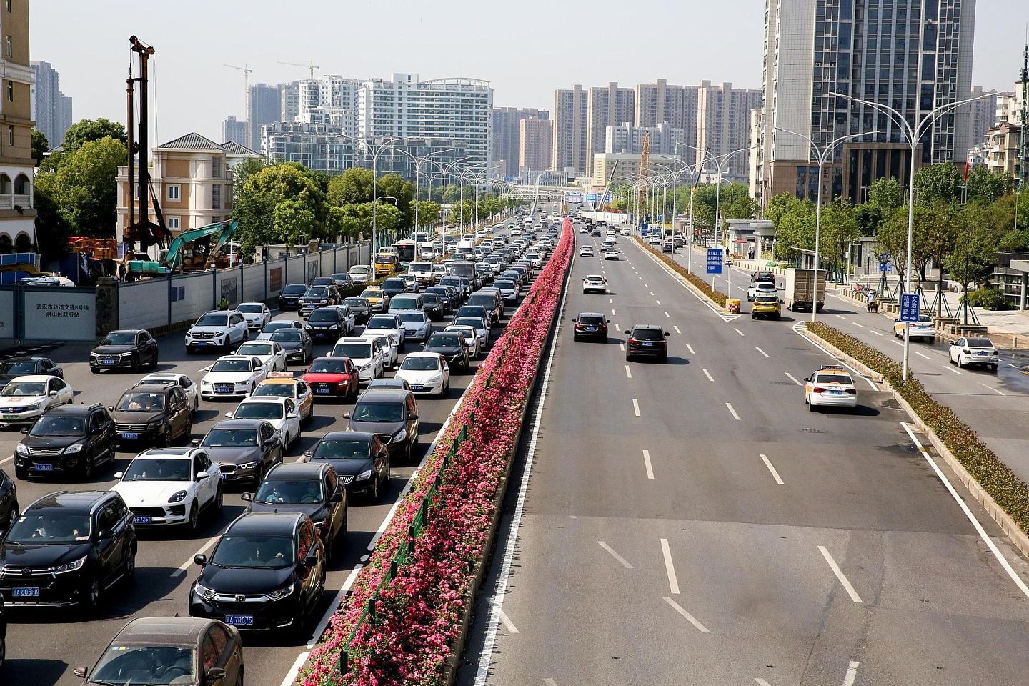 随着复产复工的持续推进，中国经济在恢复常态。图为，4月27日武汉街头的车辆川流不息。（视觉中国）