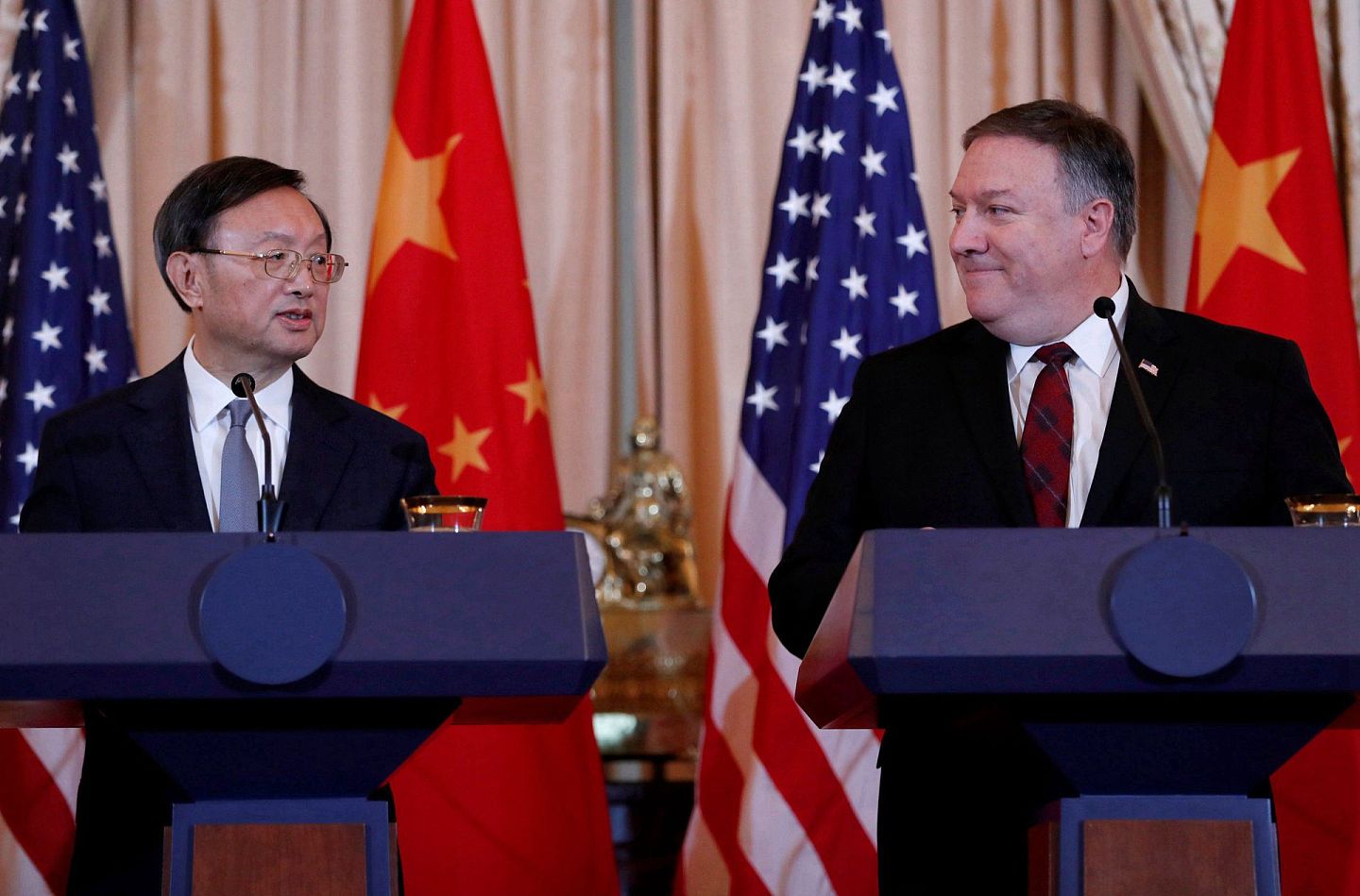 中共中央政治局委员杨洁篪（左）与美国国务卿蓬佩奥此前曾有过多次会面。（Reuters）
