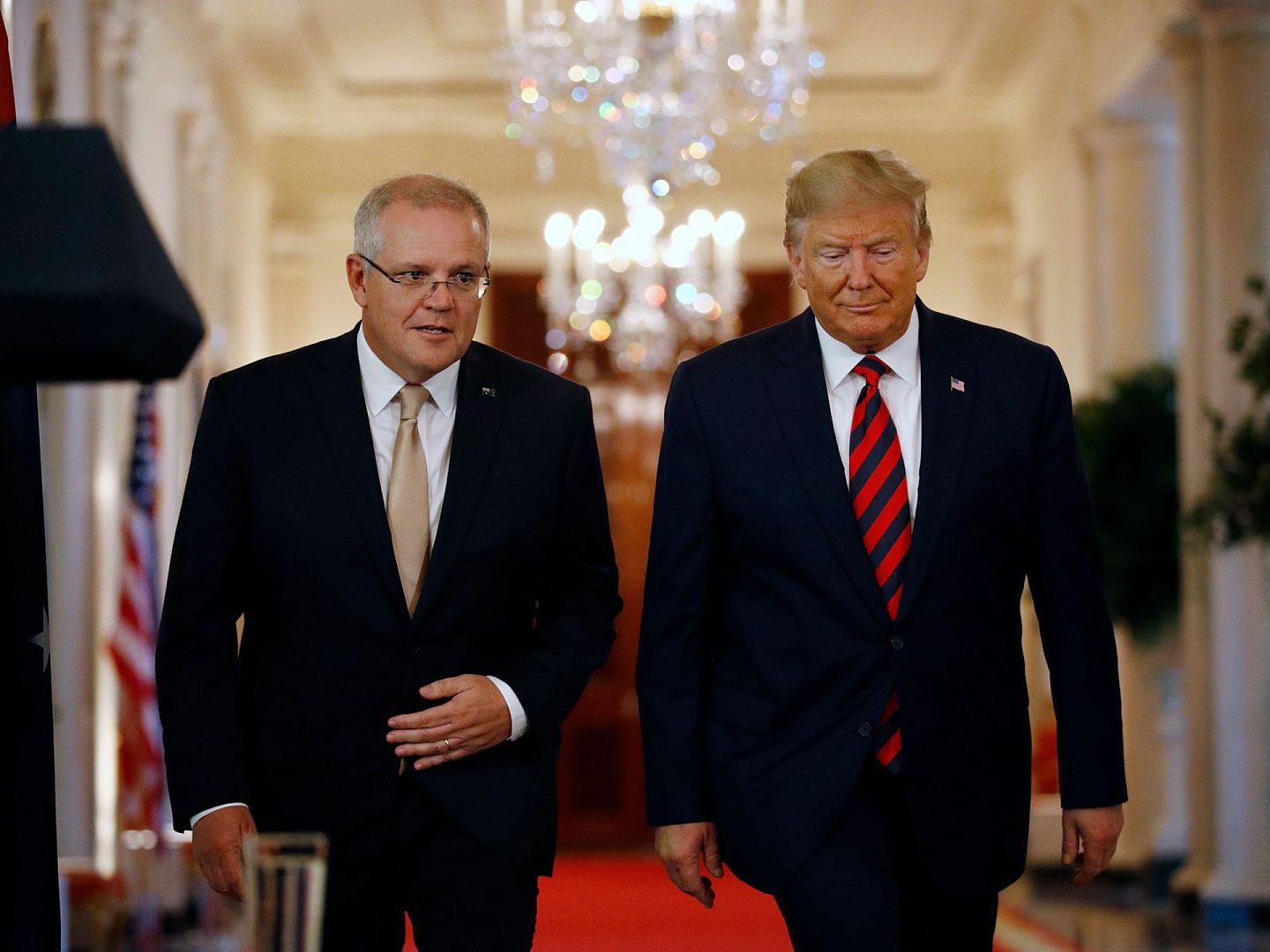 继澳大利亚多名高官要求调查新冠病毒起源后，澳大利亚总理莫里森（左）也发声。图为2019年9月，莫里森抵美开启国事访问。（AP）