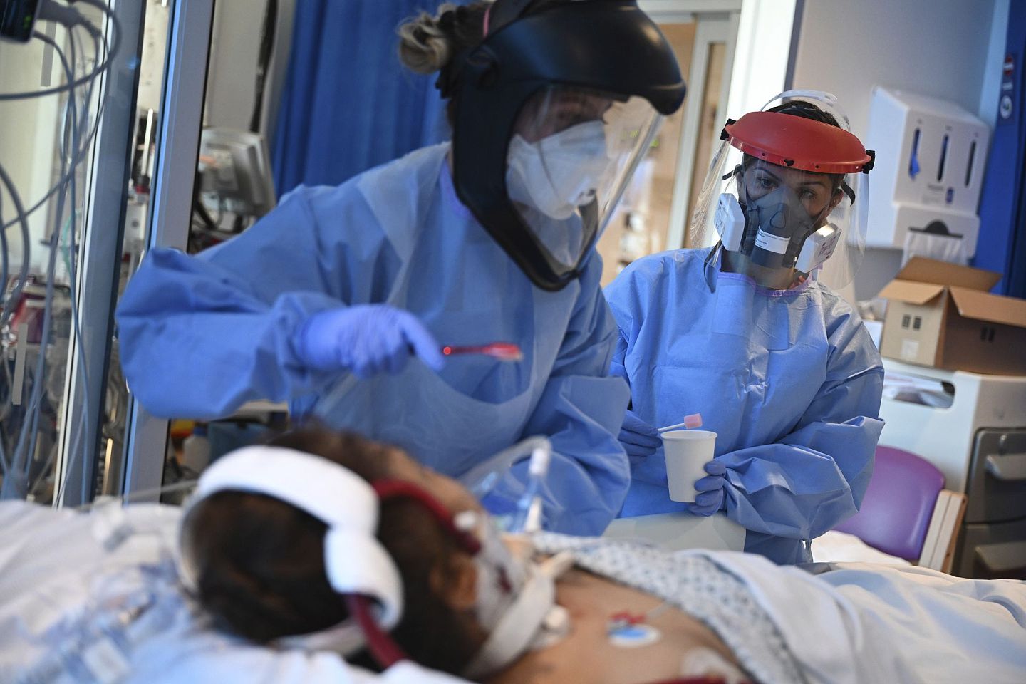 5月5日，身穿个人防护装备的英国临床工作人员为一名冠状病毒患者进行PPE护理。（AP）