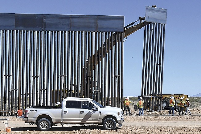 川普总统坚持边界围墙要漆成黑色，估计至少会多花5亿元。 图为在亚利桑纳州进行的边界墙工程。 (美联社)