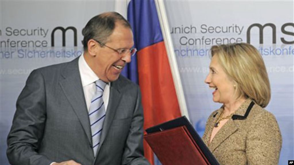 2011年2月时任国务卿克林顿和俄罗斯外长拉夫罗夫交换《新削减战略武器条约》的批准文本