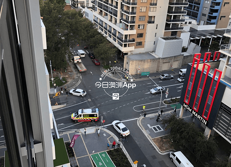 悉尼Mascot街头突发车祸！吉普径直冲向街边店铺，周边交通出现拥堵（组图） - 1