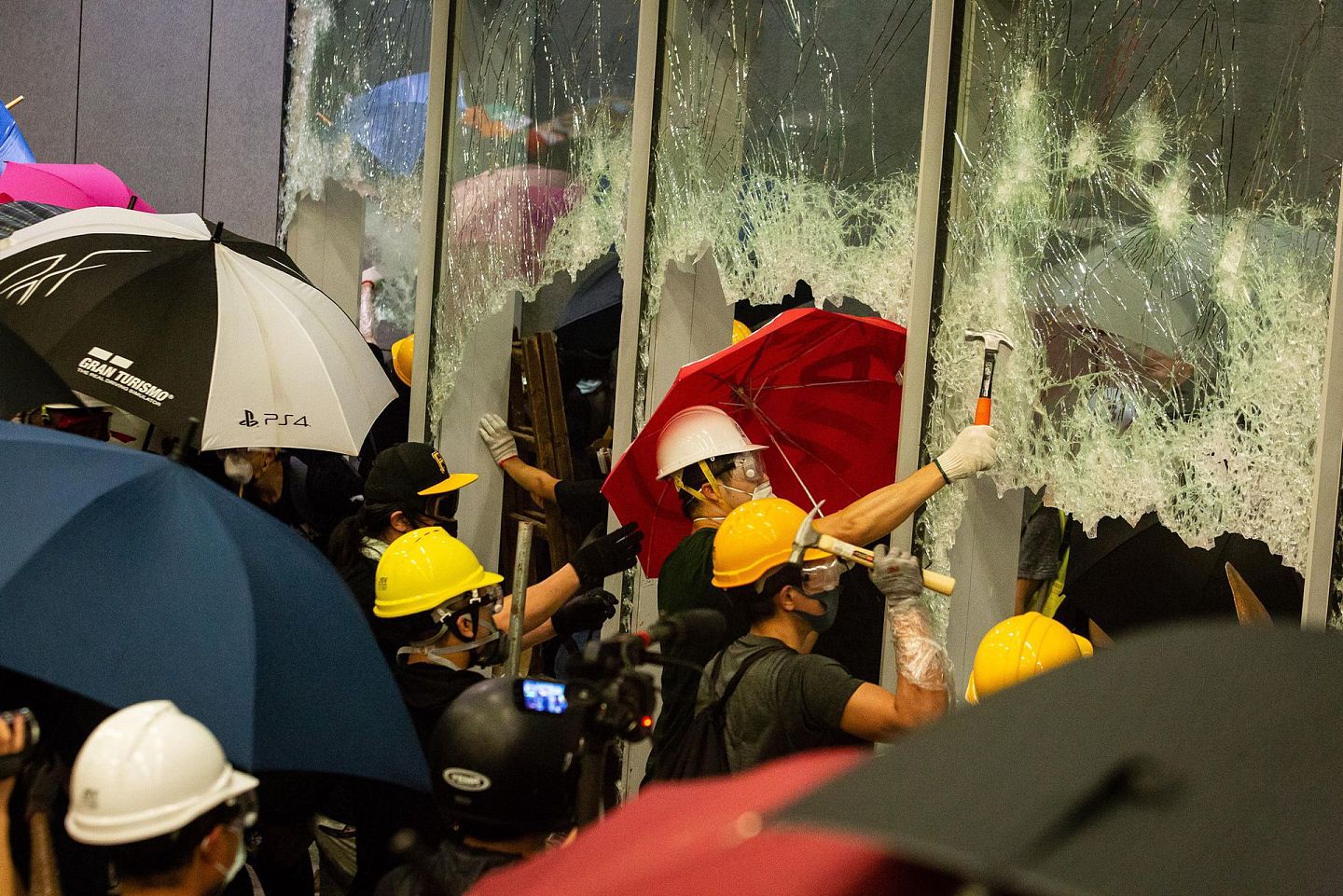 香港“勇武派”冲击香港立法会，被许多台湾年轻人视为“对抗暴政”的“必要之恶”。（Getty）