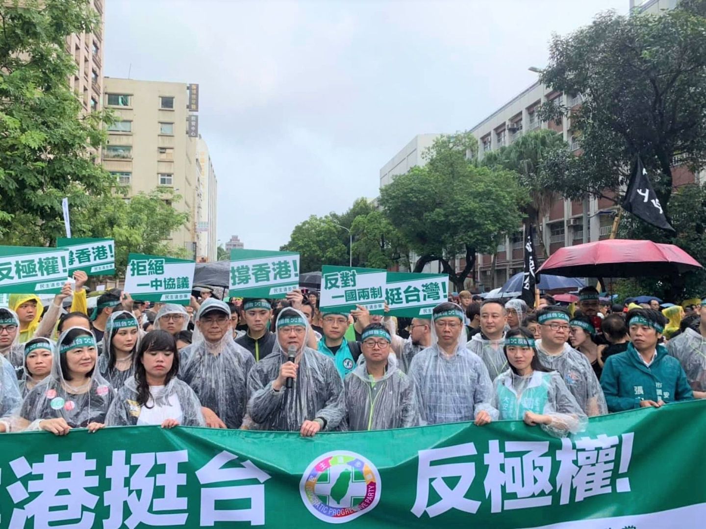 民进党曾动员党公职人员参加台湾“撑香港”大游行。（facebook@民进党主席卓荣泰脸书）