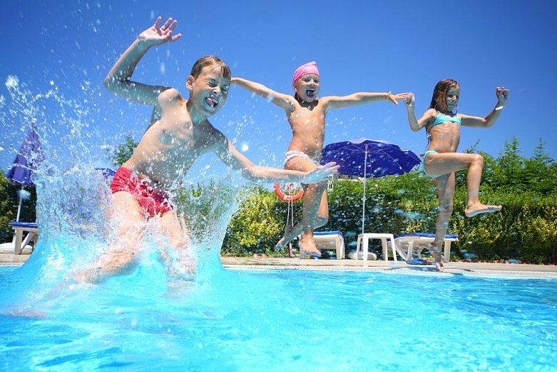 shutterstock_140089714_kids_jumping_into_pool.jpg,0