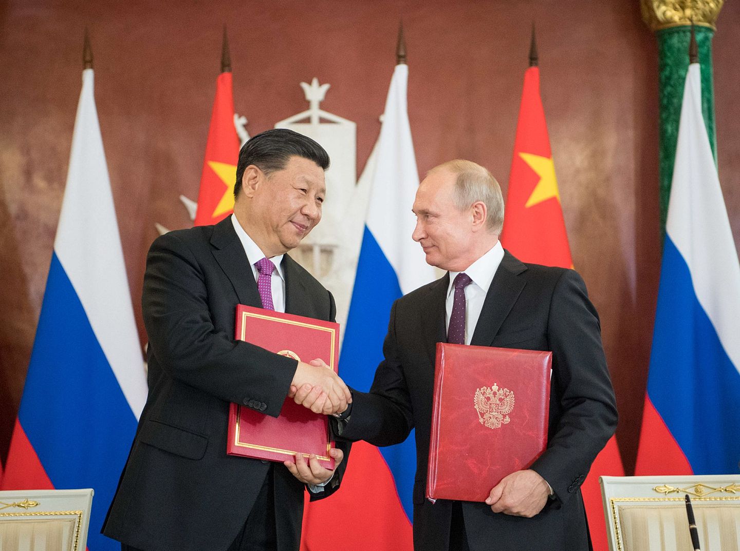 中俄关系近年来不断升温。图为2019年6月5日，中国国家主席习近平在莫斯科克里姆林宫同俄罗斯总统普京举行会谈。会谈后，两国元首共同签署了多项文件。（新华社）