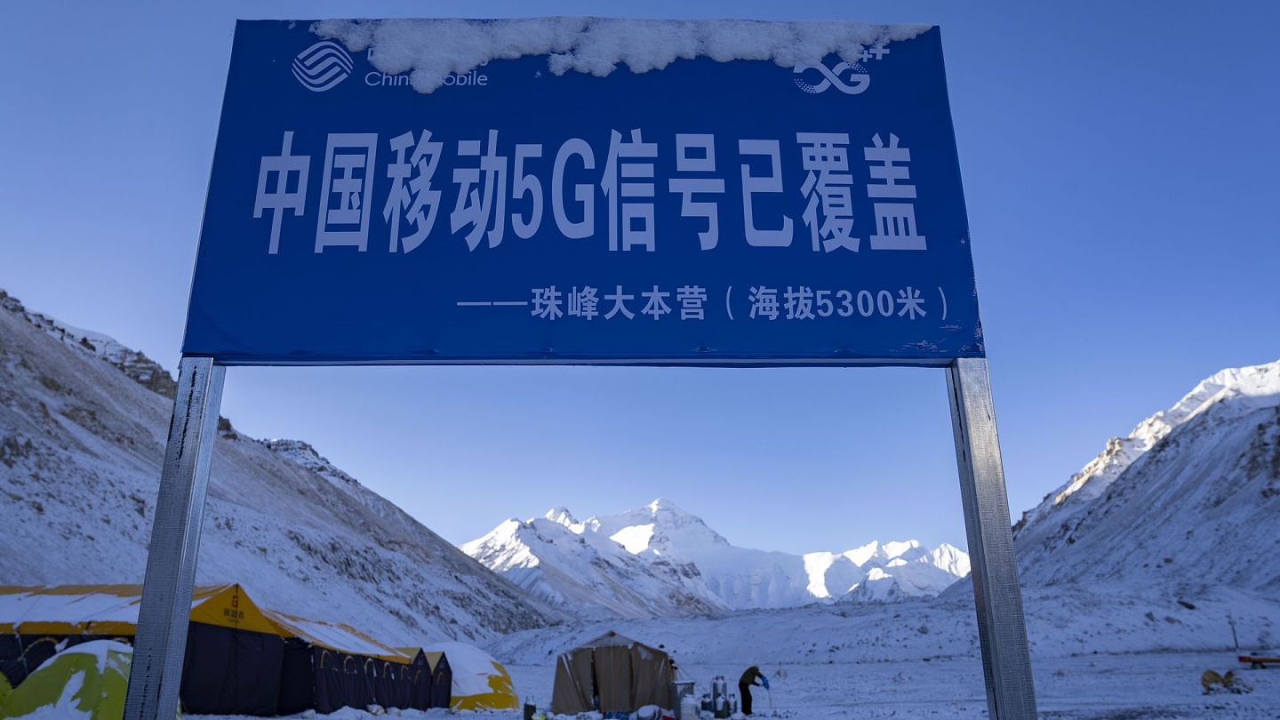 海拔5,200米的珠穆朗玛峰登山大本营，业已成为全球海拔最高的5G信号覆盖区域。（新华社）