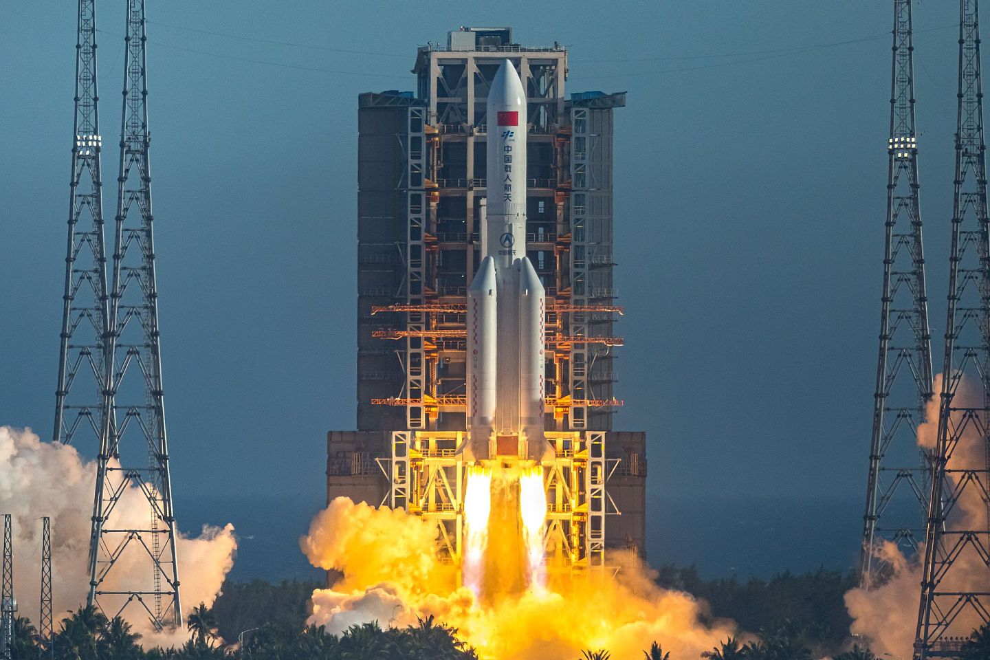 长征五号B运载火箭成功发射，奠定了中国航天在国际上的地位。（新华社）