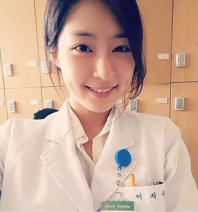【美女】从清纯到性感，只差一件衣服！韩国女医生当众脱下白大褂，震惊了整个病房（组图） - 1