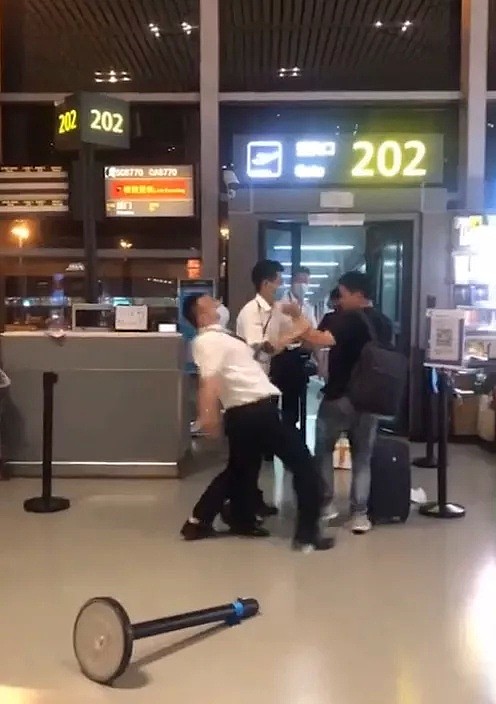惊了！山东航空员工抡板凳和旅客互殴！知情人士却说另有隐情（视频/组图） - 4