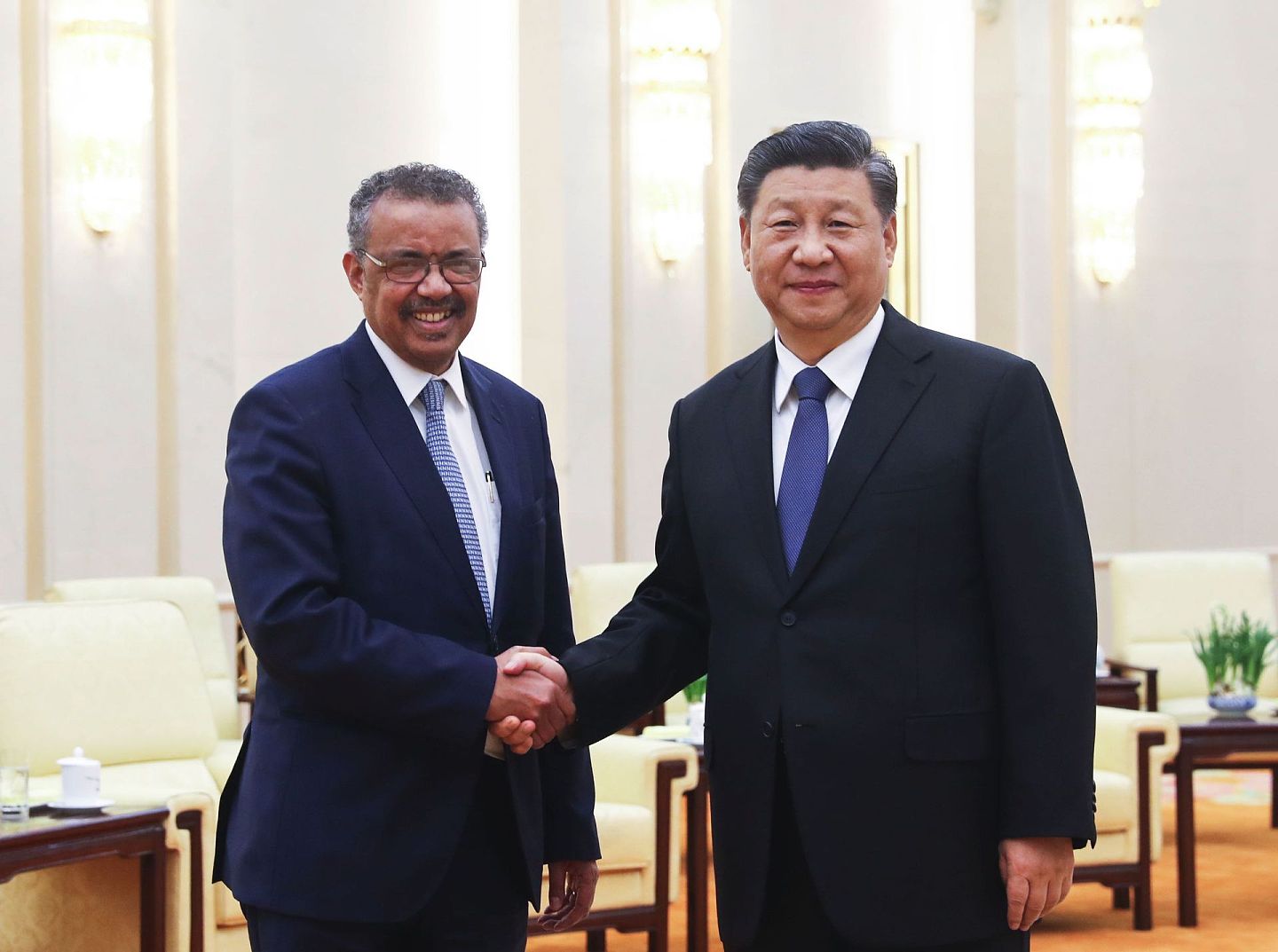 2020年1月28日 ，中国国家主席习近平（右）在北京人民大会堂会见世界卫生组织总干事谭德塞。（新华社）