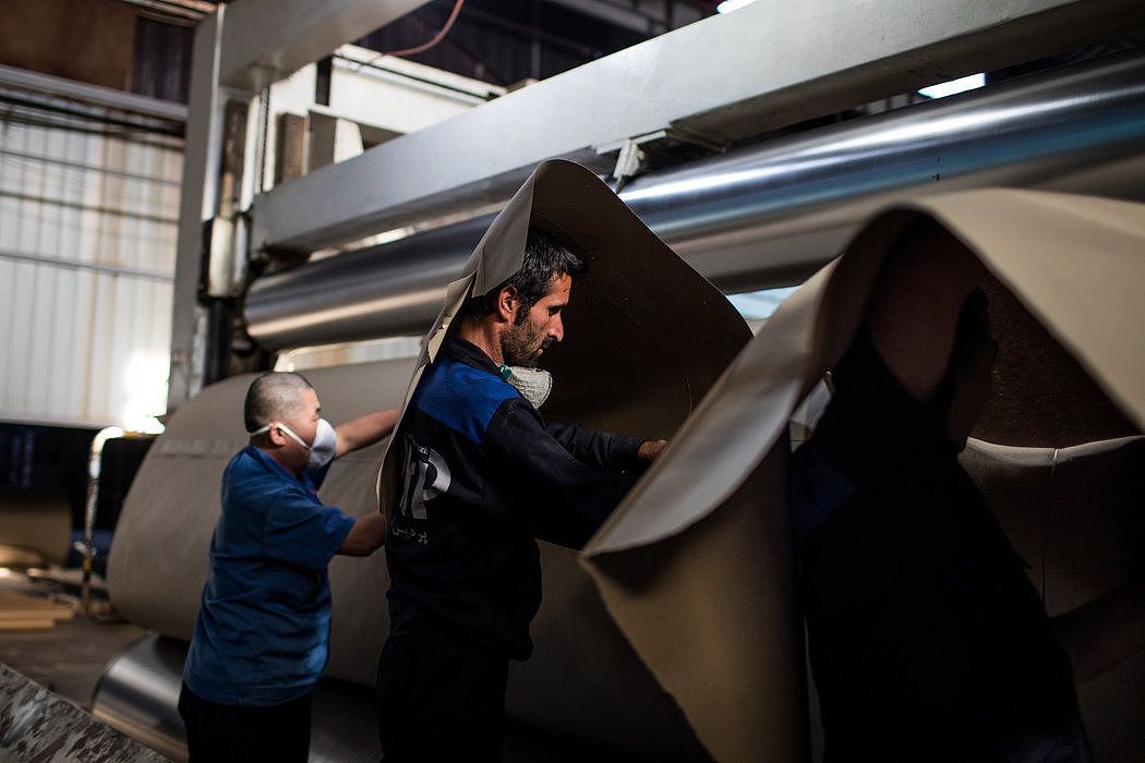 伊朗与中国员工在纸类回收厂工作。