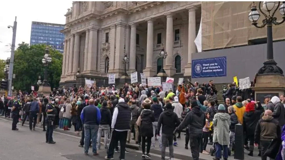 澳洲多地CBD涌入大批抗议者！“反对居家隔离，反对5G”，开始解封的澳洲开始跟美国“不学好”了？ - 2