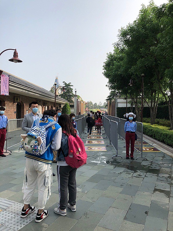 上海迪士尼乐园今日重启：早上6点已有人排队 凭预约码入园