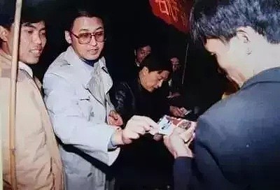 嫌工资低辞职的四川副市长，如今光脚坐在火车站…（图） - 7
