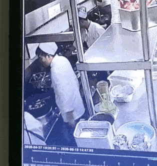 疫情期间，中国一厨师向炒菜锅狂吐口水，餐厅遭停业整顿、吊销经营许可证（视频/组图） - 3