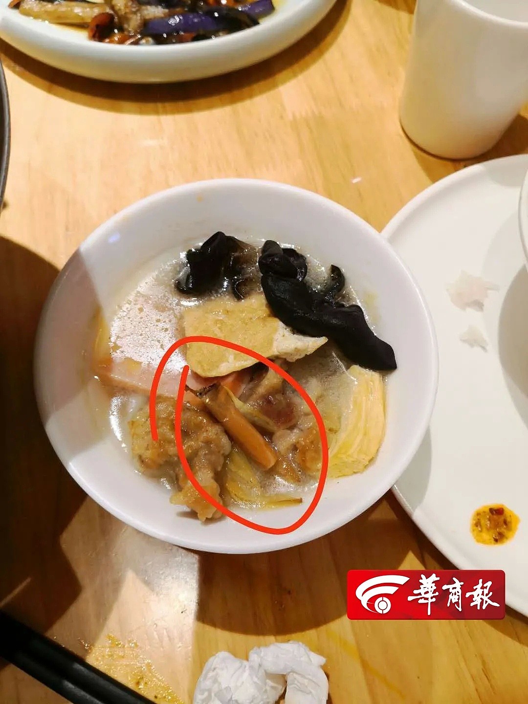疫情期间，中国一厨师向炒菜锅狂吐口水，餐厅遭停业整顿、吊销经营许可证（视频/组图） - 2
