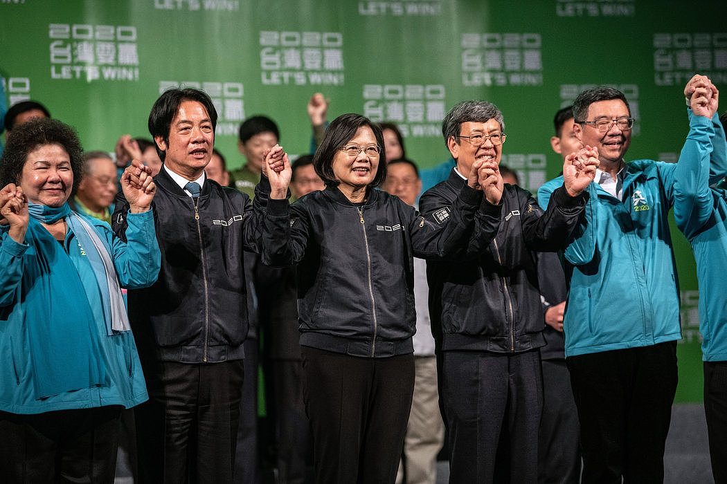 今年1月，连任后的蔡英文总统（中）与身后的候任副总统赖清德（中左）和陈建仁。
