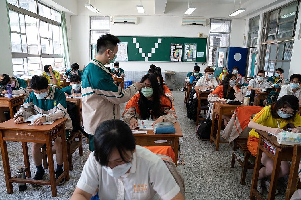 上周，台湾台北市一所高中里的学生正在测体温。