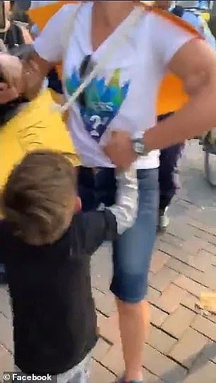 悉尼妈妈抱4岁儿子上街游行，被警察逮捕！原因曝光后，被骂上头条，疫情还未结束，请别这么作... - 16