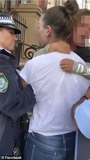 悉尼妈妈抱4岁儿子上街游行，被警察逮捕！原因曝光后，被骂上头条，疫情还未结束，请别这么作... - 20