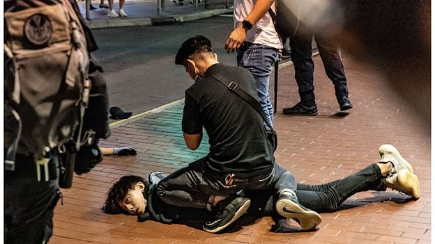 疫情下香港示威重现街头 传媒工会斥记者遭警方“侮辱式对待”（视频/组图） - 9