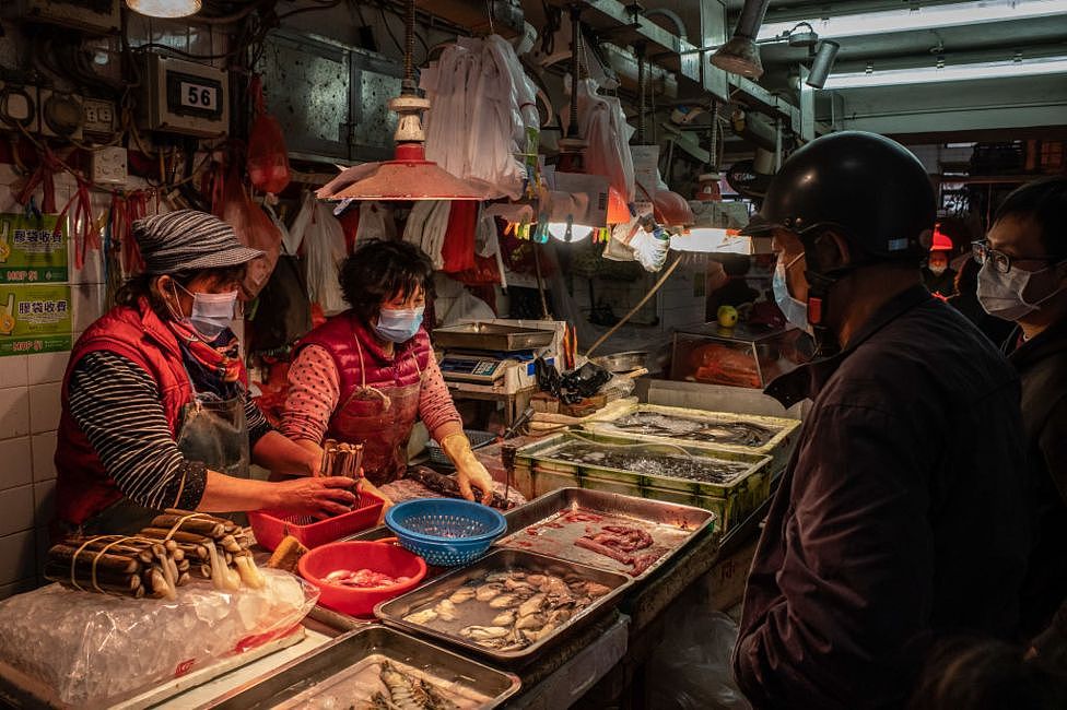 湿货市场在亚洲等地区非常常见，这里不一定售卖野生动物，但潮湿杂乱的环境容易成为病毒的