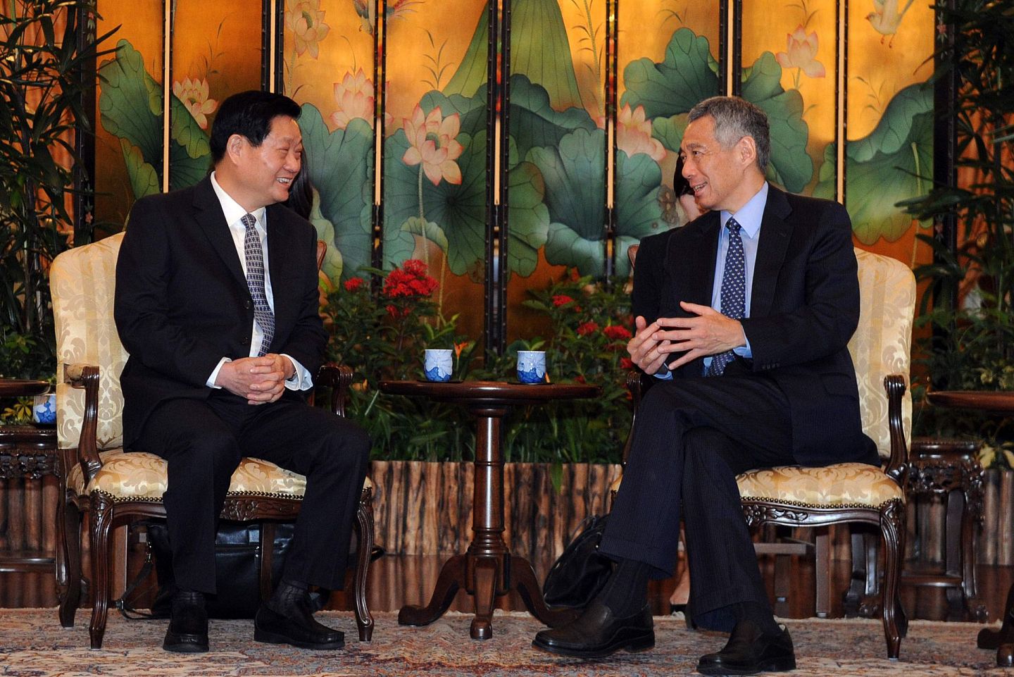 赵正永（左）被官方定格为可耻的两面人。图为2015年4月13日，新加坡总理李显龙在新加坡总统府会见赵正永。（新华社）
