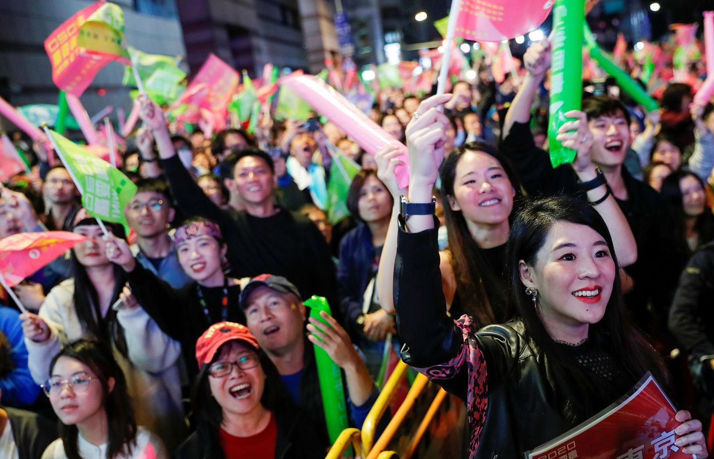 2020年1月11日，台湾举行总统大选，蔡英文的支持者在民进党总部外集会造势。（Tyrone Siu／路透社）