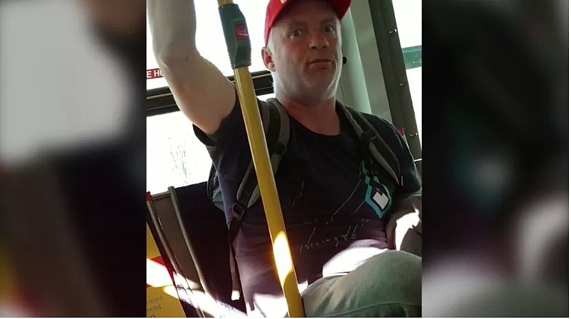 温哥华白人男子狂骂戴口罩亚裔女子，拳打脚踢还拔掉女子一片头发，打倒在公车地板上（组图） - 1