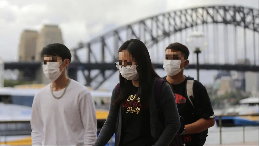 澳洲华人成“抗疫网红”，中国留学生给英国老人送口罩！新冠疫情下，“打全场”的海外华人太了不起了 - 38