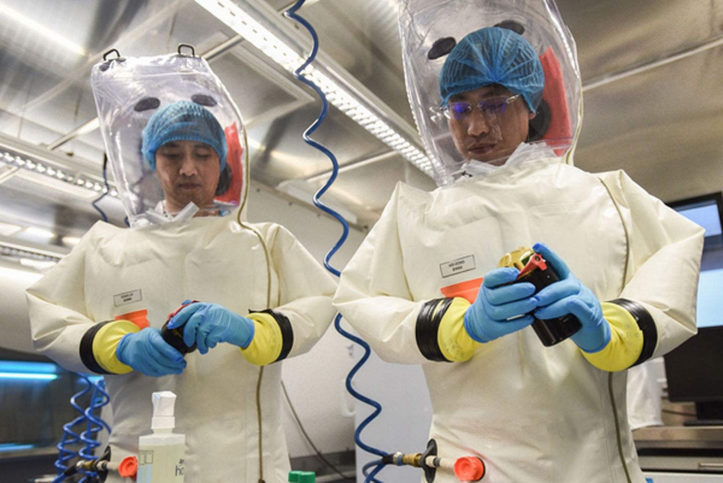 实验室成立初期，科研人员在中科院武汉病毒所P4实验室进行演练。（中科院官方网站）