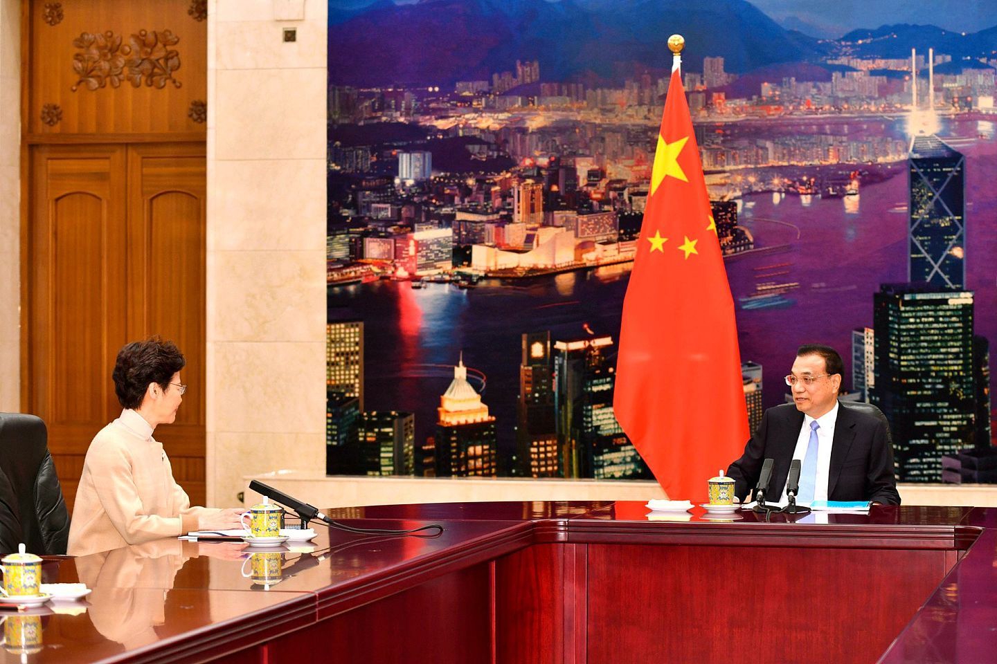 2019年12月16日，林郑月娥与中国政府总理李克强在人民大会堂香港厅会晤。 (AP)