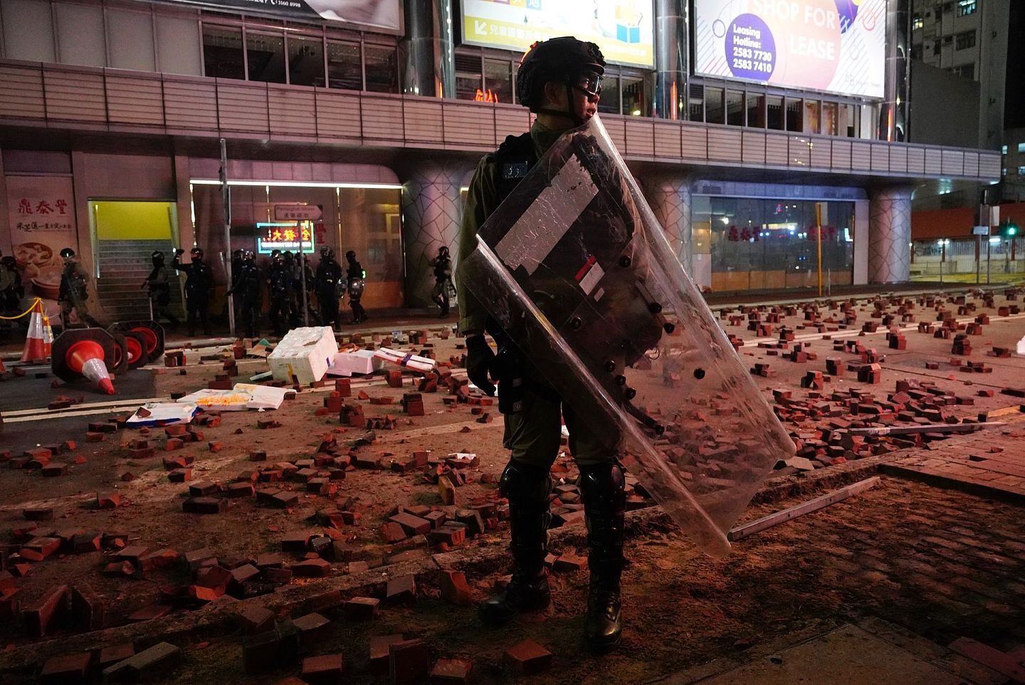 2020年1月1日，被抗议者铺满砖块的香港街道。2019年6月开始的抗议活动给香港经济带来了沉重打击。(AP )